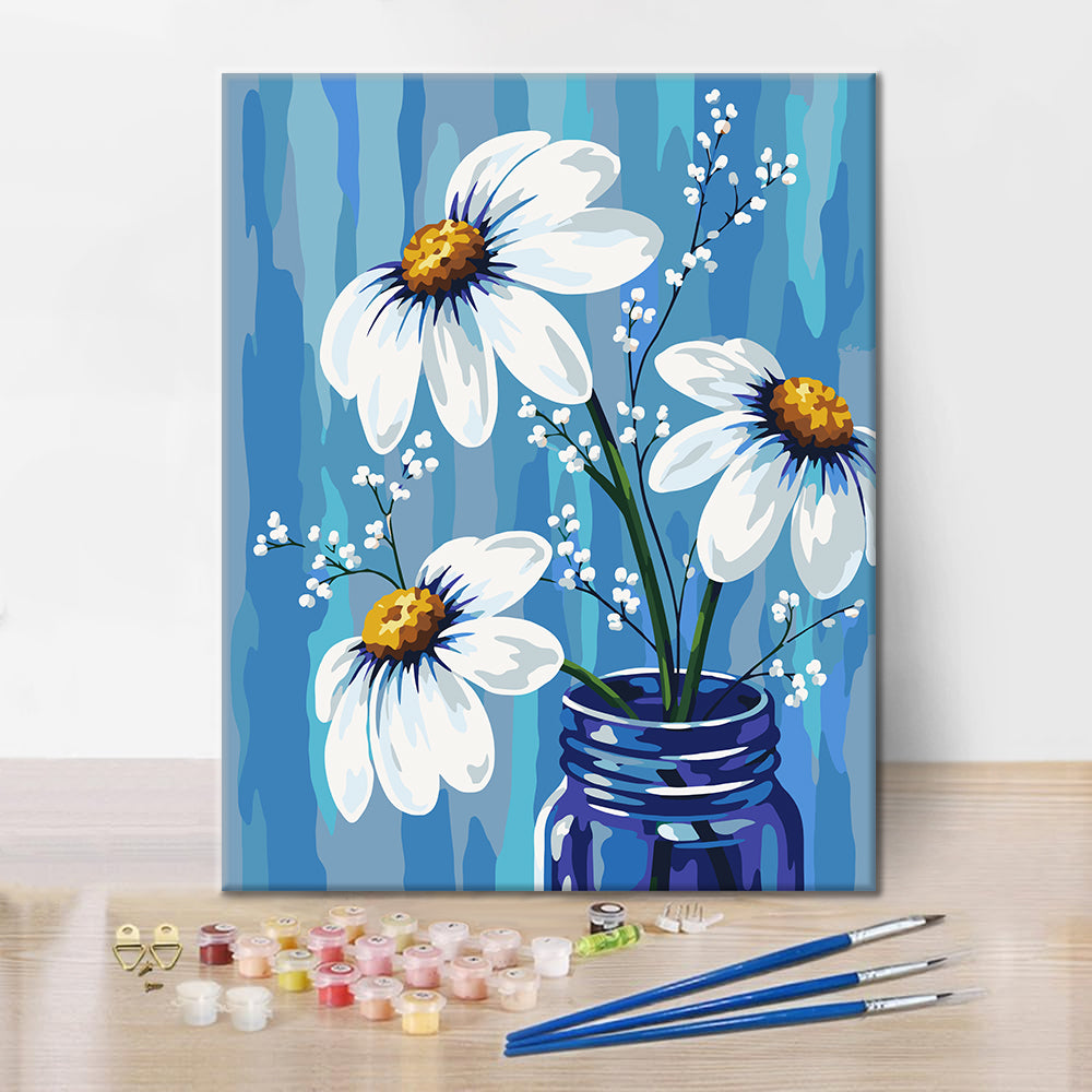 Weisse Gänseblümchen in blauer Vase – Malen nach Zahlen